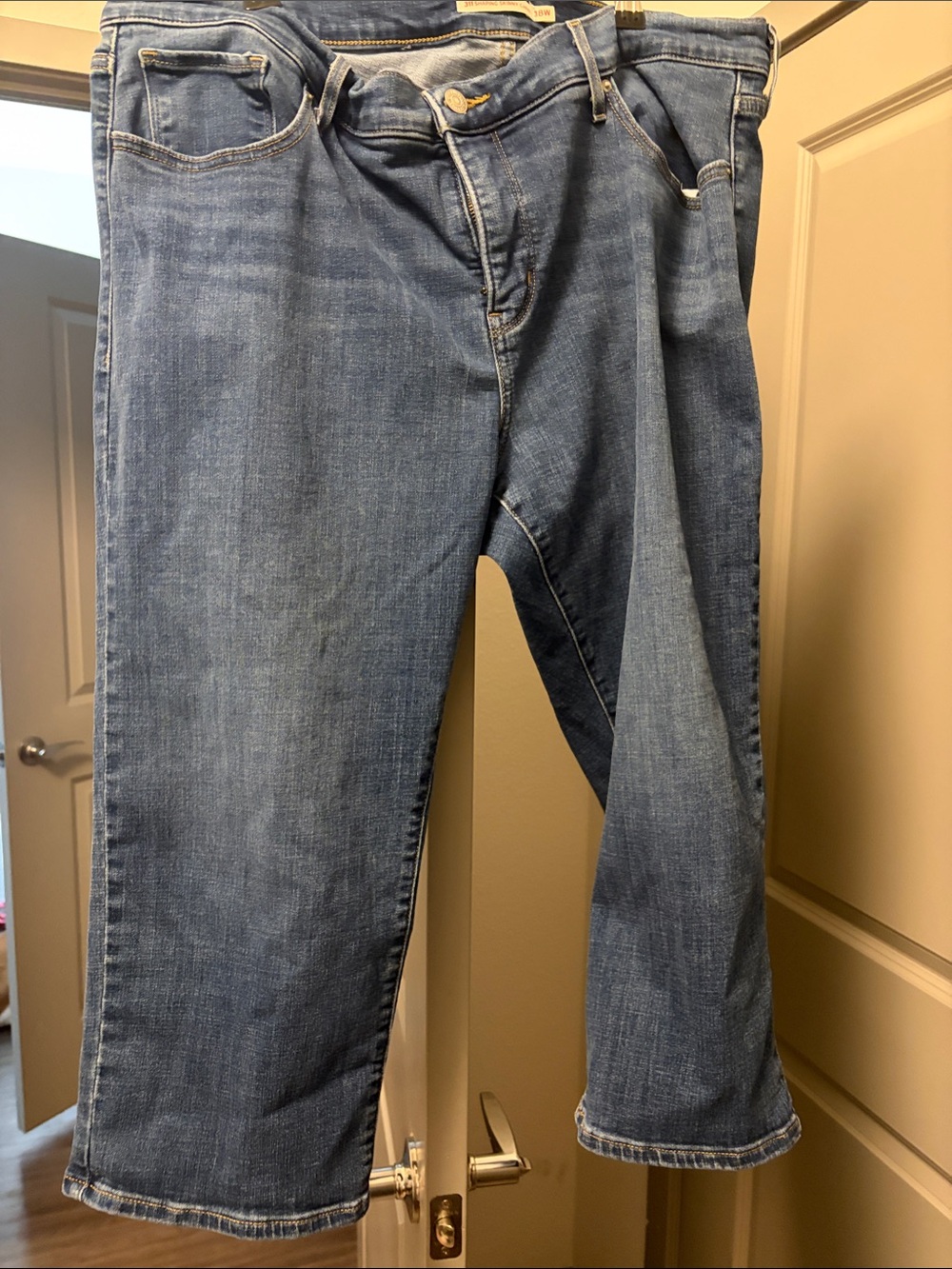 Classic Women's Cropped Denim Jeans in Medium Blue
